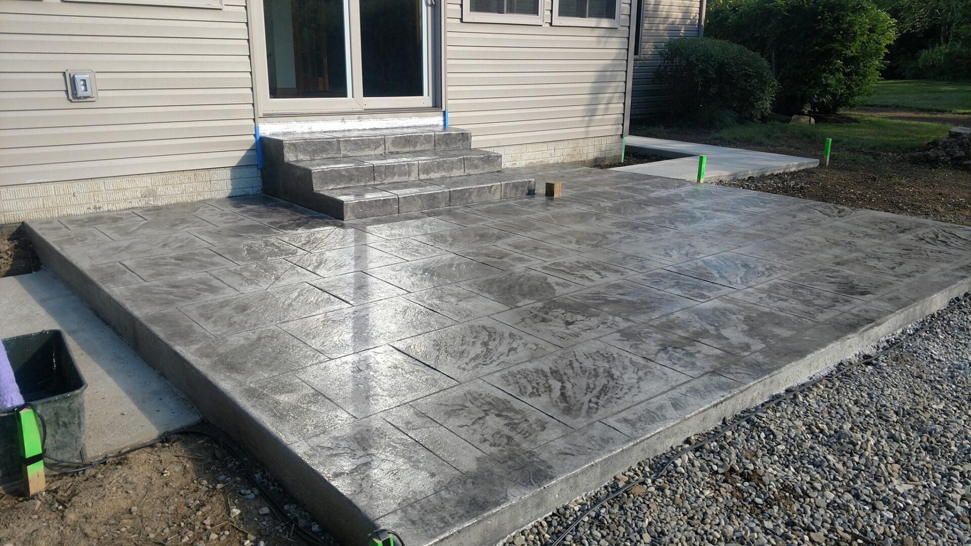 A patio with steps and a cement floor.